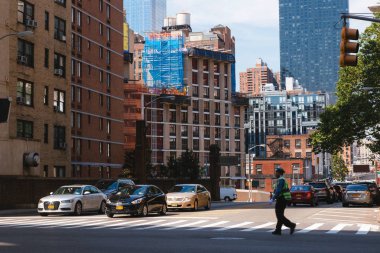 New York, ABD - 22 Haziran 2017: arabalar yönetmenlik trafik polis ben