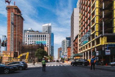 New York, ABD - 22 Haziran 2017: arabalar yönetmenlik trafik polis ben