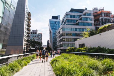 New York, ABD - 22 Haziran 2017: turist üzerinde yürüme yaz 