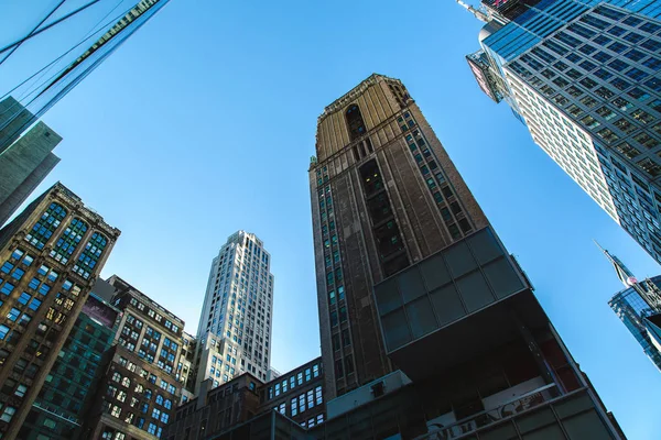 Olhando para cima e vista de edifícios de escritórios na cidade de Nova York — Fotografia de Stock