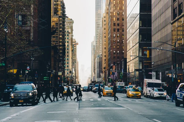 New York, Amerika Birleşik Devletleri - 27 Kasım 2017: Madison Ave ve 45nd Street, New York City, Amerika Birleşik Devletleri
