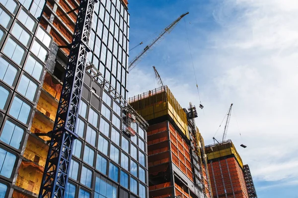 New York, ABD - 22 Haziran 2017: Vinçler, Midtown Manh bina