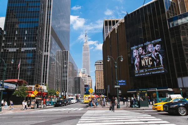 NEW YORK, États-Unis - 22 JUIN 2017 : Les passagers traversent Eight Ave i — Photo