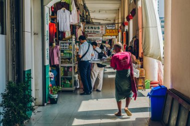 Yangon, Myanmar - 19th Şubat 2014: Bogyoke Aung San Pazar bir anne olduğunu