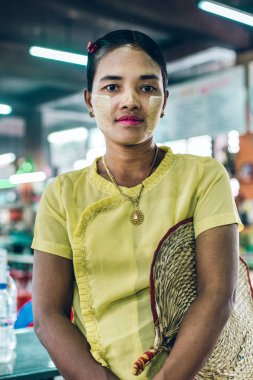 Yangon, Myanmar - 19th Şubat 2014: Birmanya sokak yiyecek satmak