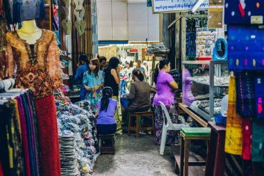 Yangon, Myanmar - 19th Şubat 2014: Bir kumaş mağazaları durak kadınlarda