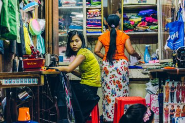 Yangon, Myanmar - 19th Şubat 2014: Bir kumaş mağazaları durak kadınlarda