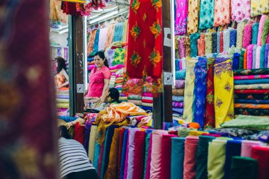 Yangon, Myanmar - 19th Şubat 2014: Bir kumaş mağazaları durak kadınlarda