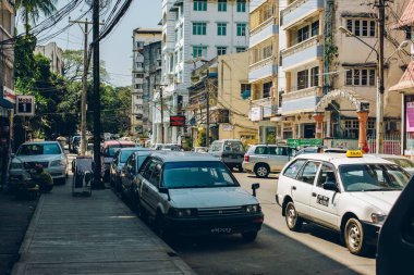 Yangon, Myanmar - 19th Şubat 2014: Taksi ve araçlarda sokak görünümü