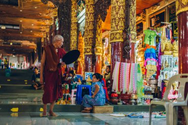 Yangon, Myanmar - 19th Şubat 2014: Monk girişinde Shwedag