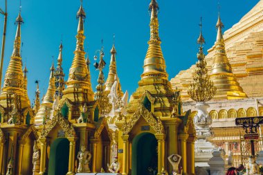 Yangon, Myanmar - 19th Şubat 2014: Altın buddha Tapınağı'nda Shwedag