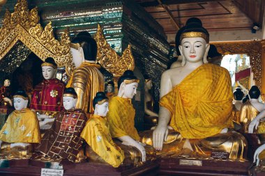 Yangon, Myanmar - 19th Şubat 2014: altın buddha statu yakın çekim