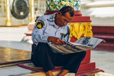 Yangon, Myanmar - 19th Şubat 2014: Birmanya erkek polis okuma