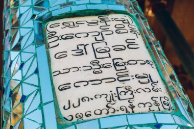 Yangon, Myanmar - 19th Şubat 2014: altın buddha depo yakın çekim