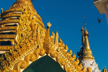 Yangon, Myanmar - 19th Şubat 2014: altın buddha depo yakın çekim