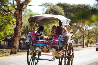 Bagan, Myanmar - 21 Şubat 2014: bir at CA'da sürme Birmanya çocuk