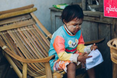 Bagan, Myanmar - 21 Şubat 2014: Genç Asyalı Birmanya portresi 