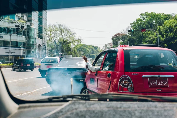 Yangon, Myanmar - 19th Şubat 2014: İç görünüm sıkışmış Taxi 