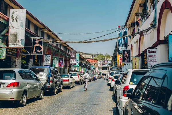 Yangon, Myanmar - 19th Şubat 2014: sokak ou üzerinde yürüyen insanlar