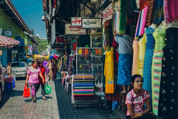 Yangon, Myanmar - 19th Şubat 2014: sokak ou üzerinde yürüyen insanlar