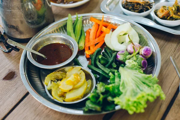 Yangon, Myanmar - 23 Şubat 2014: Birmanya mutfağı yerel re