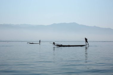 Inle Gölü, Myanmar - 25th Şubat 2014: Balıkçı teknesini üzerinde kürek