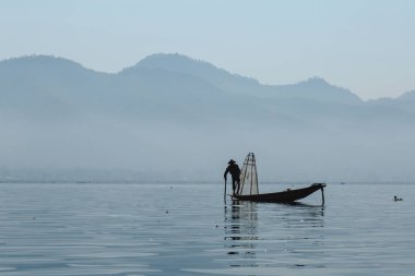 Inle Gölü, Myanmar - 25th Şubat 2014: Balıkçı teknesini üzerinde kürek