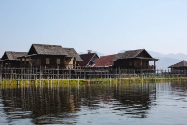 Inle Gölü, Myanmar: 25 Şubat 2014: ahşap Uzunbacak evleri kazık ı