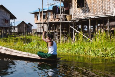 Inle Gölü, Myanmar: 25 Şubat 2014: ahşap Uzunbacak evleri kazık ı