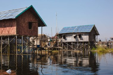 Inle Gölü, Myanmar: 25 Şubat 2014: ahşap Uzunbacak evleri kazık ı