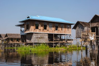 Inle Gölü, Myanmar: 25 Şubat 2014: ahşap Uzunbacak evleri kazık ı