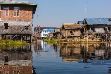 Inle Gölü, Myanmar: 25 Şubat 2014: ahşap Uzunbacak evleri kazık ı