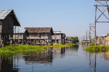 Inle Gölü, Myanmar: 25 Şubat 2014: ahşap Uzunbacak evleri kazık ı
