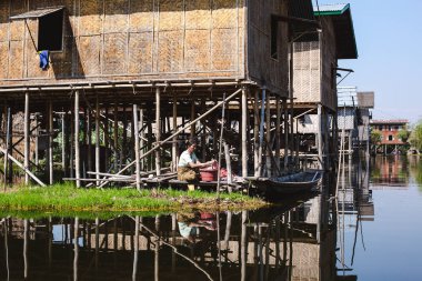 Inle Gölü, Myanmar: 25 Şubat 2014: ahşap Uzunbacak evleri kazık ı