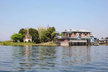 Inle Gölü, Myanmar: 25 Şubat 2014: ahşap Uzunbacak evleri kazık ı