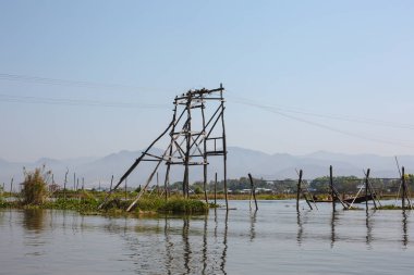 Inle Gölü, Myanmar: 25 Şubat 2014: ahşap Uzunbacak evleri kazık ı