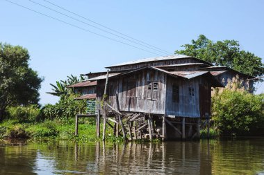Inle Gölü, Myanmar: 25 Şubat 2014: ahşap Uzunbacak evleri kazık ı