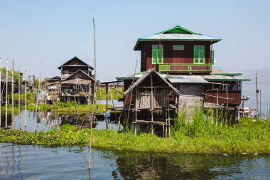 Inle Gölü, Myanmar: 25 Şubat 2014: ahşap Uzunbacak evleri kazık ı