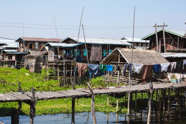 Inle Gölü, Myanmar: 25 Şubat 2014: ahşap Uzunbacak evleri kazık ı