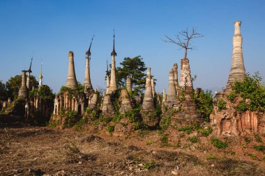 Inle Gölü, Myanmar: 25 Şubat 2014: Indein, Inle, antik Stupas