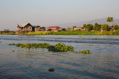 Inle Gölü, Myanmar: 25 Şubat 2014: çevre insanların yaşamak ve