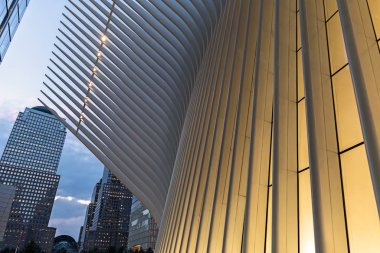 Dünya Ticaret Merkezi Ulaşım Merkezi 'nin Oculus dış detayı Birleşik Devletler' in Aşağı Manhattan şehrinde gün batımında