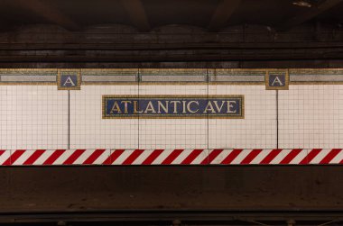 Brooklyn Ny / Usa - 25 Ağustos 2018: Atlantic Avenue metro tabelası