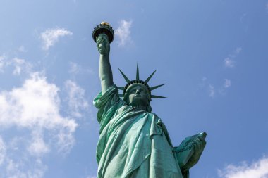 Özgürlük heykeli New York 'ta berrak mavi gökyüzüne bakıyor.
