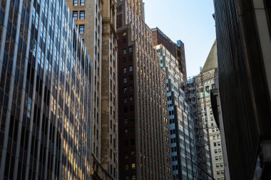 New York 'ta, Manhattan' daki Wall Street 'in eski binaları ve gökdeleni.