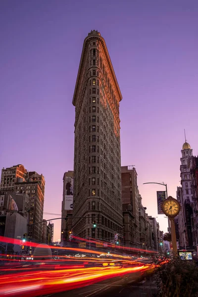 Crowd and busy traffic on rush hour street in Flatiron Building district during sunset in New York City United States — Stock Photo, Image