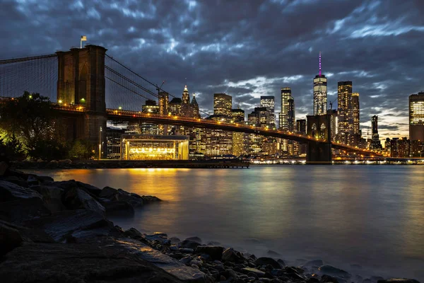 뉴욕 시의 브루클린 브리지 파크 덤보 사이드 에서 노을이 보이는 맨해튼 스카이라인 과 브루클린 브리지 (Brooklyn Bridge) — 스톡 사진