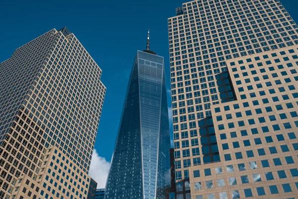 Uma torre do World Trade Center na parte inferior de Manhattan contra o céu azul claro em Nova York Nova York Estados Unidos — Fotografia de Stock