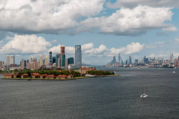 Ellis Island és belvárosi Manhattan felhőkarcolók kilátás a Szabadság-szobor New York City Egyesült Államok — Stock Fotó