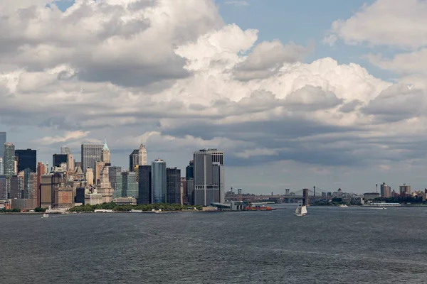 Alsó Manhattan felhőkarcolók és épületek kilátás a Szabadság-szobor New York City Egyesült Államok — Stock Fotó